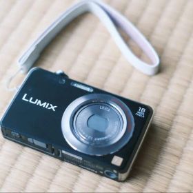 美品 Panasonic LUMIX DMC-FH8 ブラック