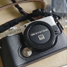 OLYMPUS PEN E-P7 シルバー ボディ 純正本革ストラップ ケース付