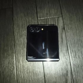 SCG23 Galaxy Z Flip5 折りたたみスマートフォン 本体。